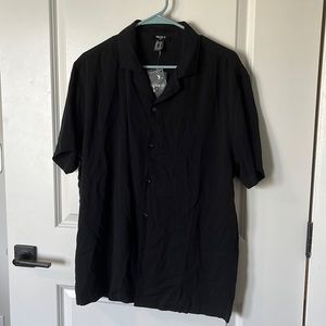 Men’s button down collared shirt black 👕